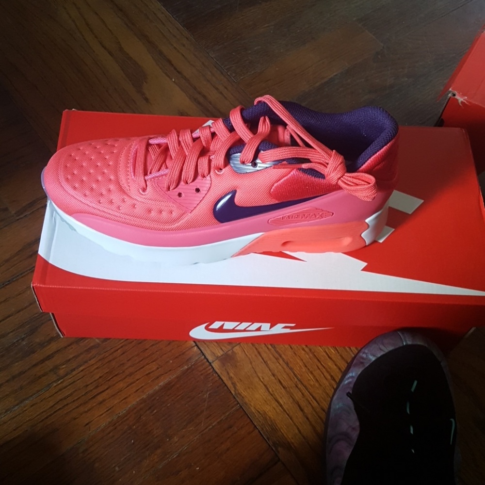 Nike - Picture 2 of 4